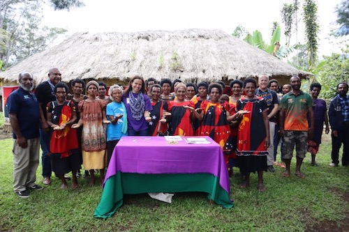 A group photo of members of the Ukuni Women in Coffee Association with Friends of Femili PNG representatives. 